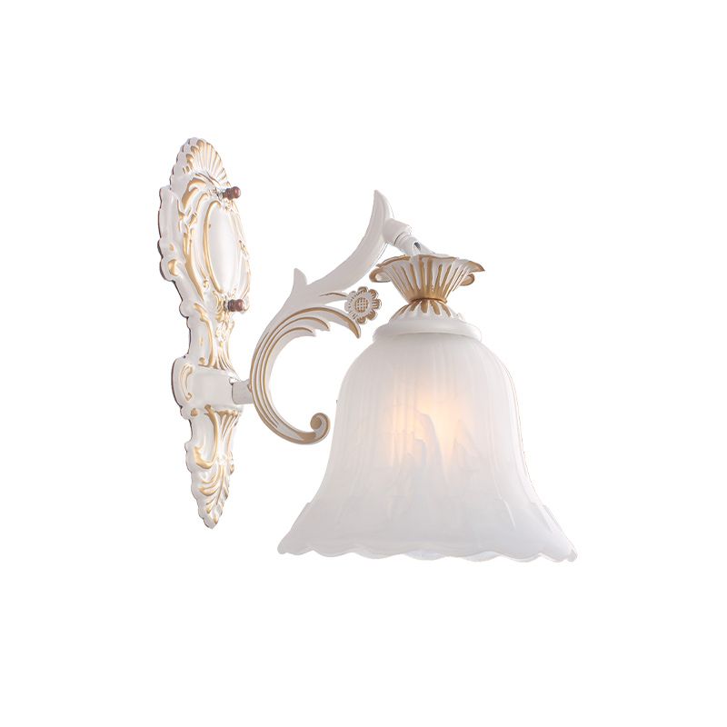 Traditionelle Glockenleuchten 1/2-Bulb-Weißglaswandbeleuchtung mit geschnitztem Arm für Schlafzimmer
