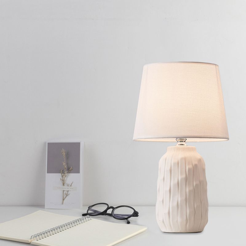 Tabla de mesa cónica modernista Lámpara de escritorio de dormitorio de 1 cabezal con base de cerámica de cilindro en blanco/rosa/azul