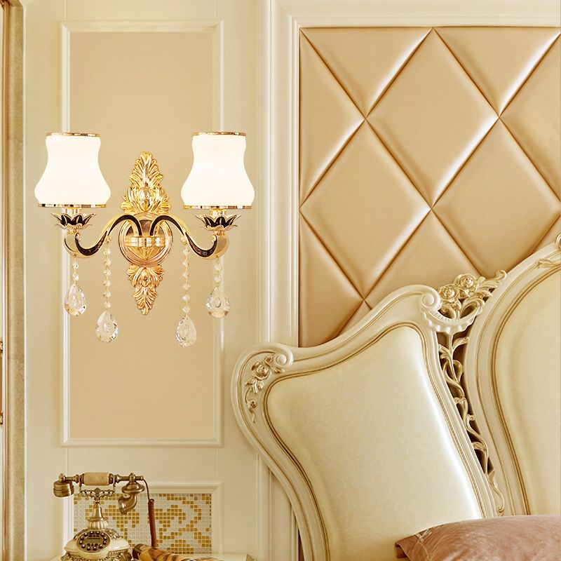 Luz de pared de la pared del brazo tallado de oro Luz de la pared del dormitorio de metal tradicional con pantalla de lámpara blanca