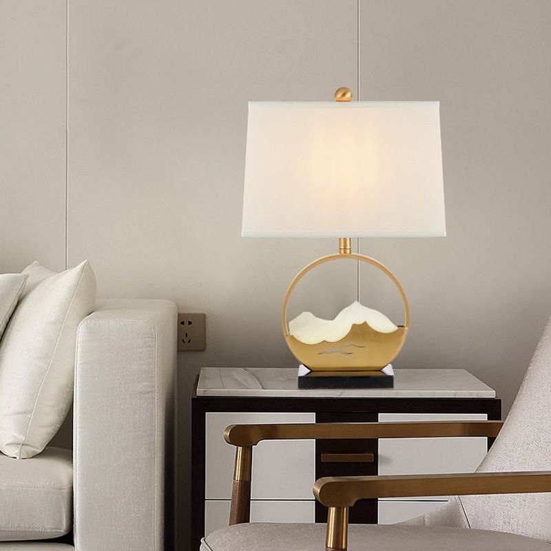 1 Kopf -Trapez -Schreibtisch hell moderne Stoff Nachtischlampe in Gold mit rechteckiger schwarzer Marmorbasis