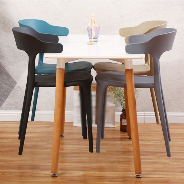 Silla de plástico moderna para interiores y exteriores, silla lateral de comedor apilable con respaldo abierto para el hogar con brazo