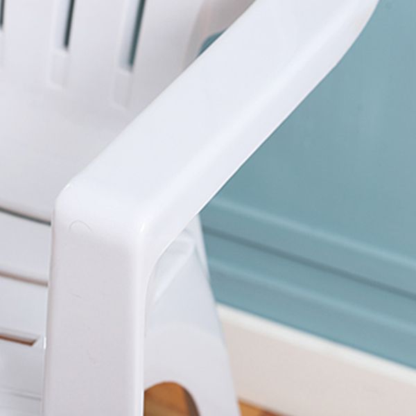 El estilo minimalista que cena el brazo preside la silla lateral apilable del listón plástico para el uso en el hogar