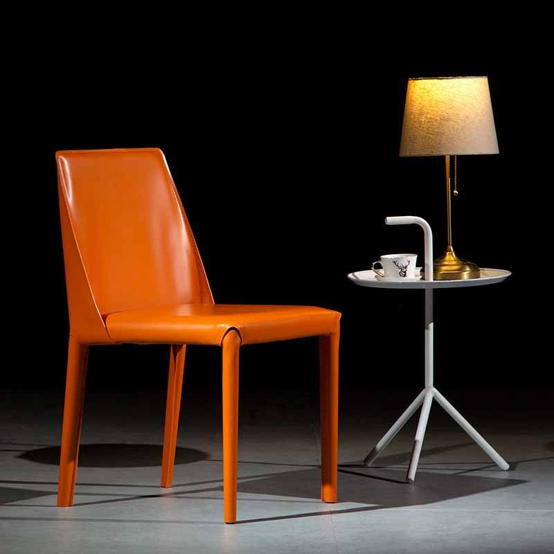 Silla de comedor de cuero de silla de montar con respaldo sólido de restaurante estilo diseñador