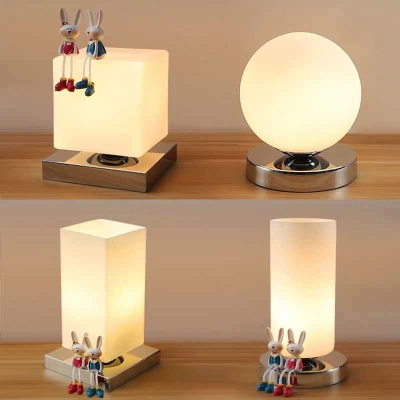 Lampada da tavolo geometrica con finitura cromata Lampada da comodino moderna in vetro bianco a 1 testa con decorazioni giocattolo