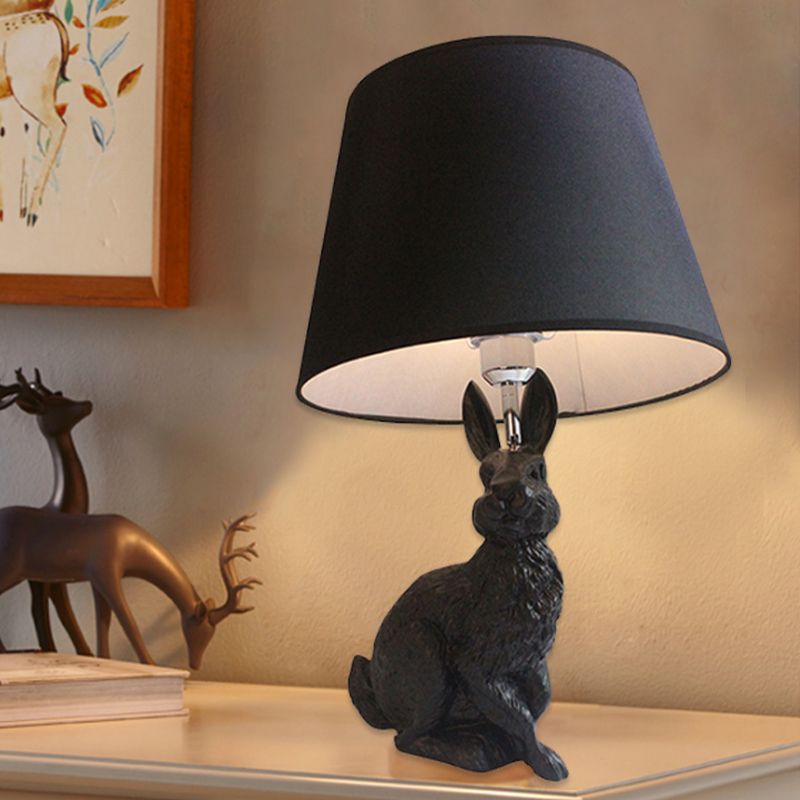 Barreau rustique Lumière de nuit 1 Bulbe Tissu de nuit Lampe de table en noir / blanc avec base de lapin en résine pour chambre à coucher
