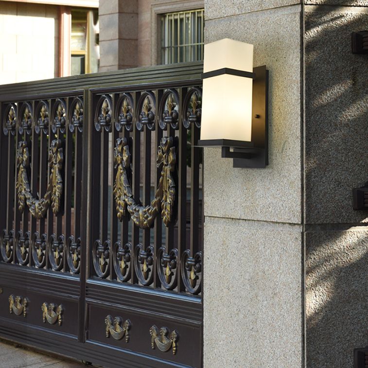 Modern de pared de metal, forma cuboidal de forma Cuboides con sombra de vidrio blanco para el aire libre