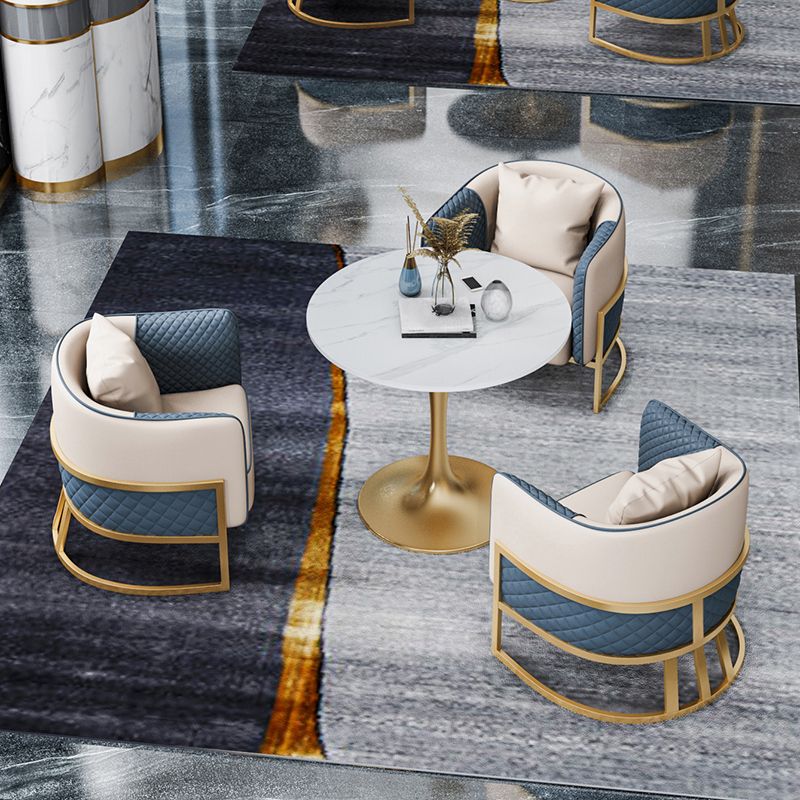 Traditionele eettafel in luxe stijl, witte ronde tafel van gesinterd steen