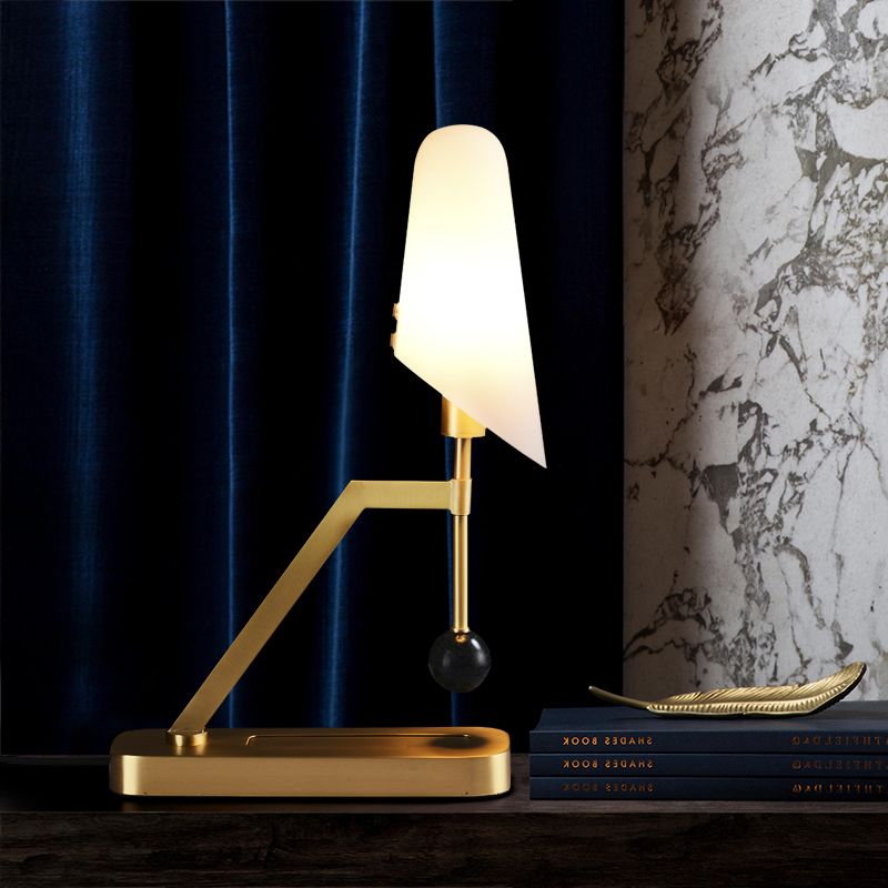 Postmodern 1 Lámpara de mesa de bulbo Luz de la mesita de noche de latón de latón con sombra de vidrio crema