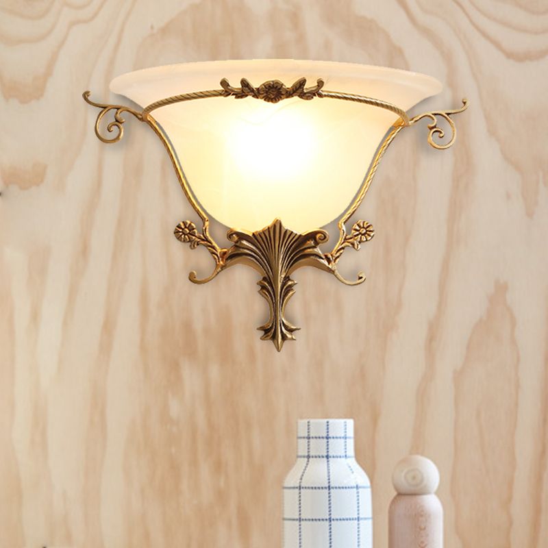 Trumpet Flare Sconce Light Traditional Milk Verre 1 Brass Brass 
 Lampe murale avec décoration de vigne