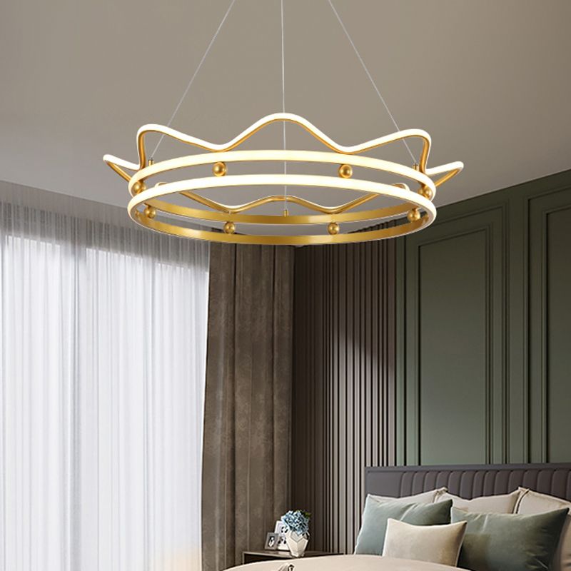 Crame de couronne en métal suspendu moderniste LED Gold Chandelier Pendant Light pour chambre à coucher