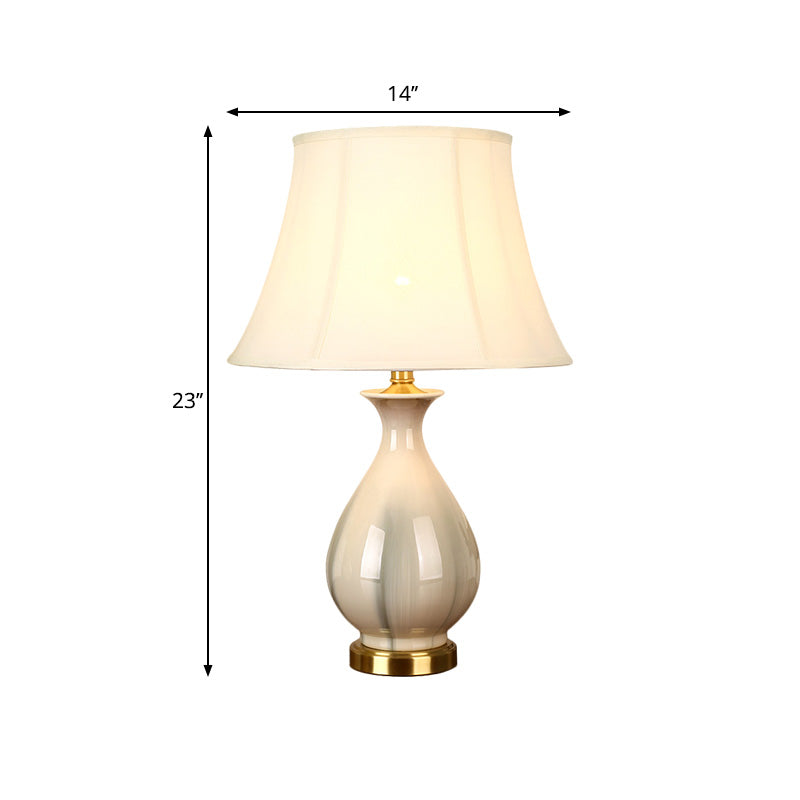 Weiße konische Design Schreibtisch Licht Antiquierstil Stoff 1 Glühbirne Schlafzimmer Tischlampe mit Vase Porzellanbasis