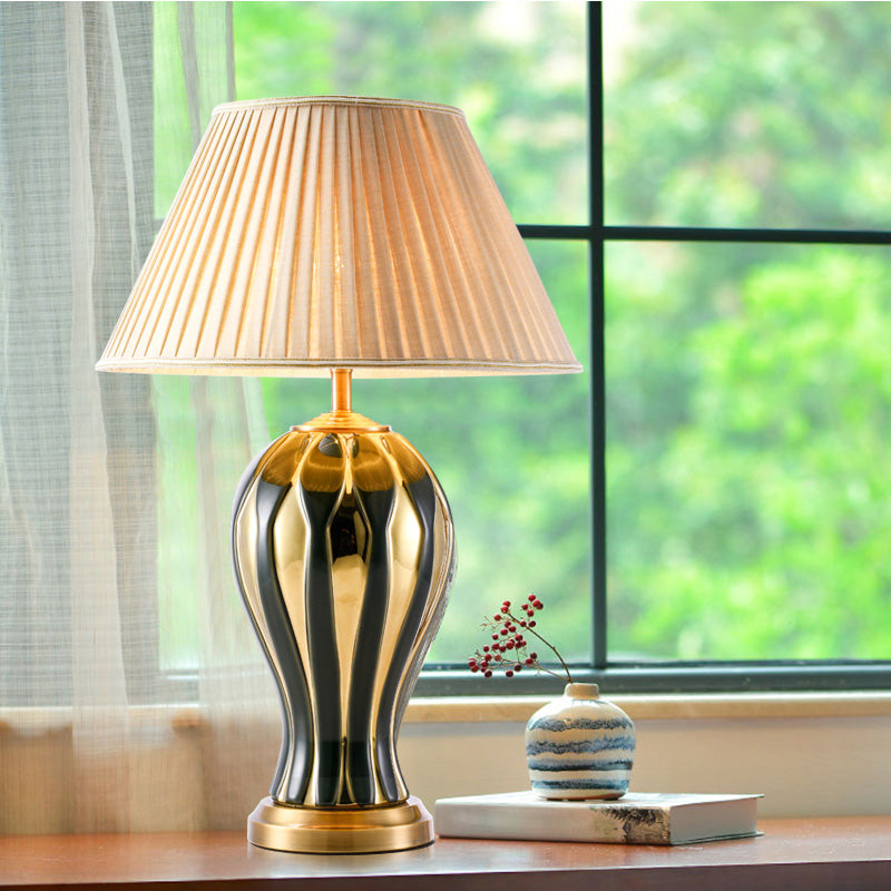 Base de conception de vase noir de bureau Light Retro Porcelaine 1 Light Salle Room Night Table Table With Conic Fabric Shade
