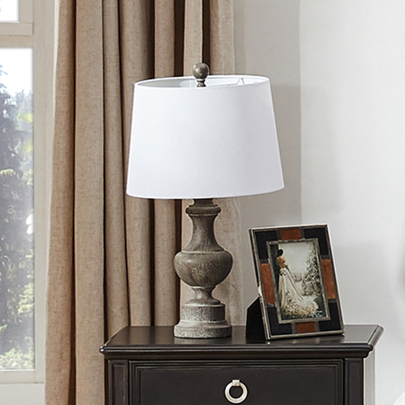 Barreau blanc Shade Tablette de chevet de lampe antique tissu 1-Bulb Light de bureau de chevet avec base d'urne