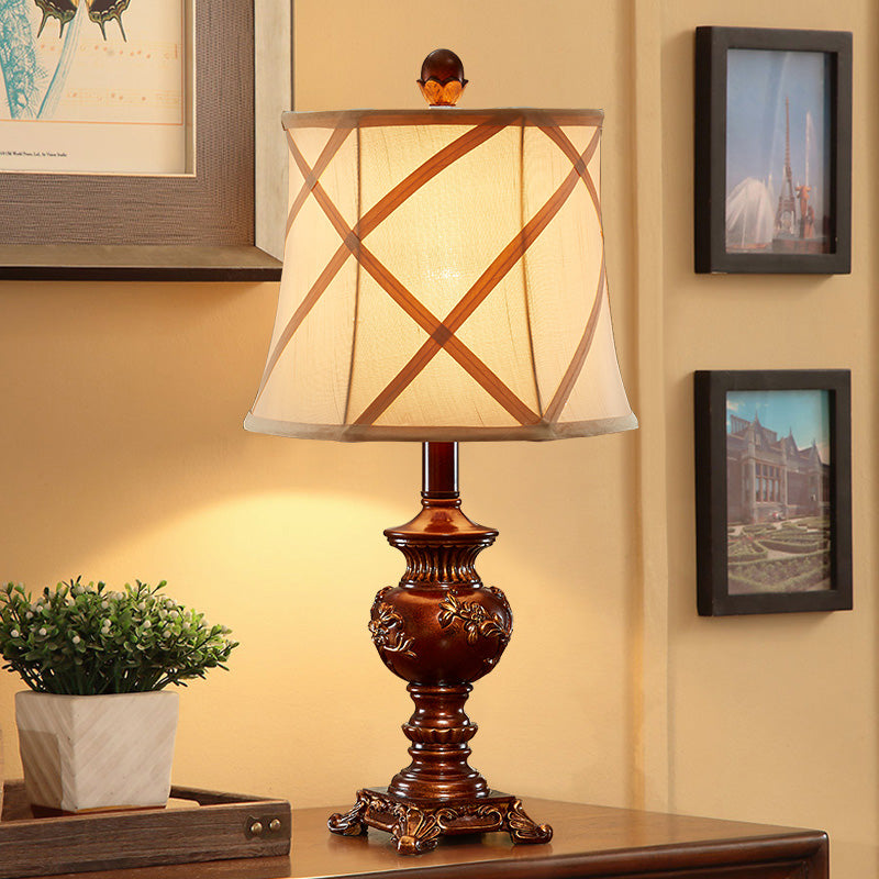 Lampada da tavolo con base in urna marrone, lampada da tavolo in resina stile vintage a 1 testa con paralume in tessuto