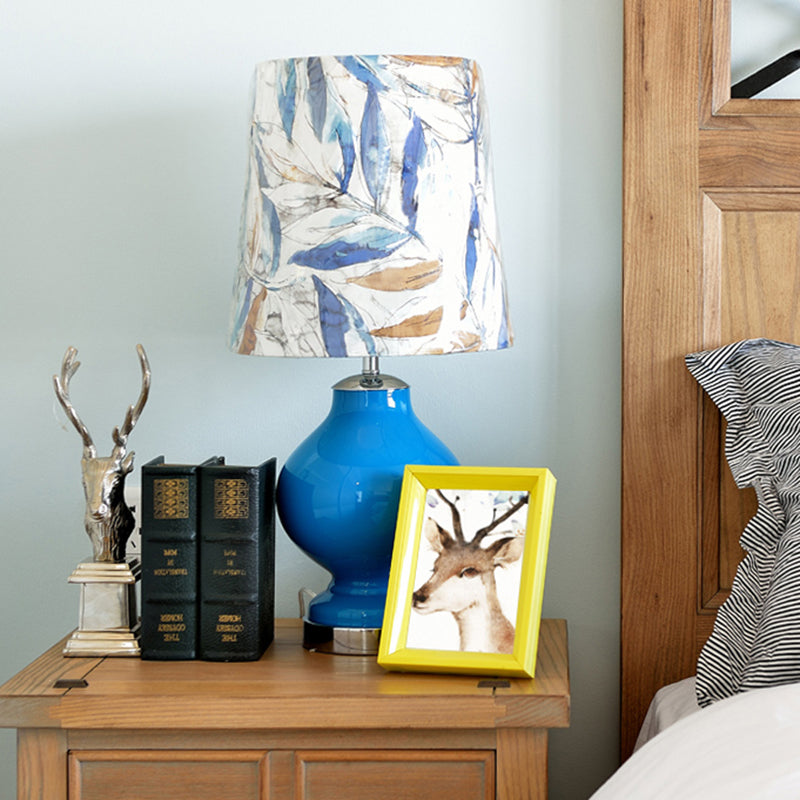 Distanza in tessuto con l'ombra conica Light tradizionale stile tradizionale 1 comodino da letto in lampadina in blu, altezza 21 "/27,5"
