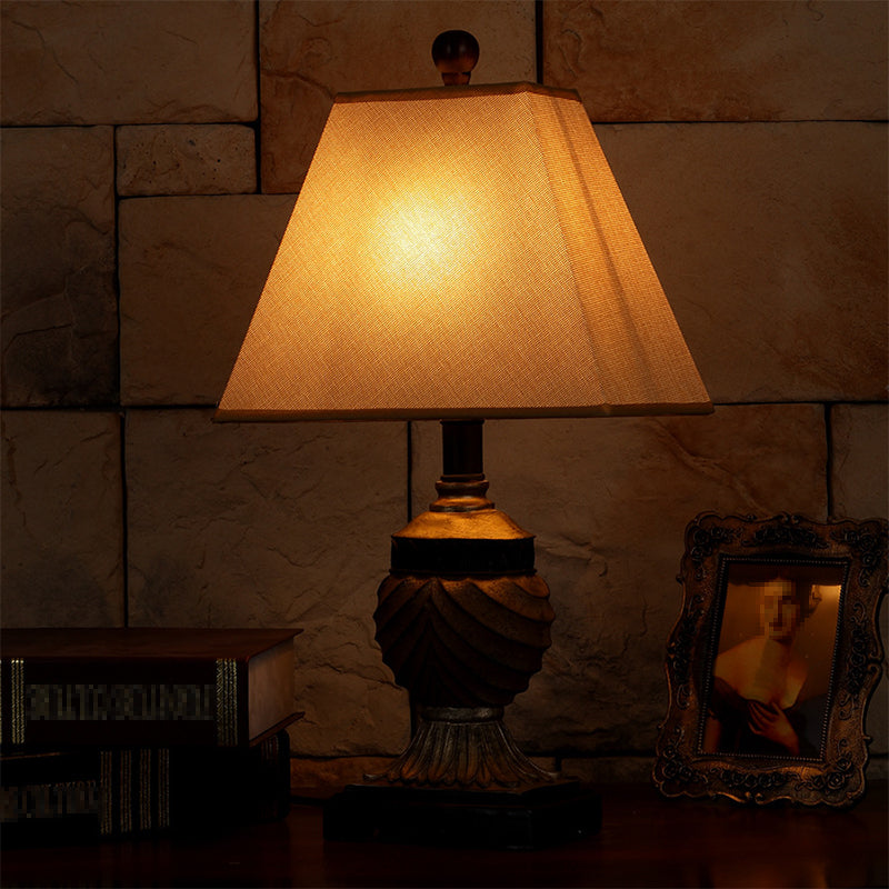 Lampe de table de base en forme d'urne 1 lampe de nuit en résine de tête en marron à l'ombre en tissu conique