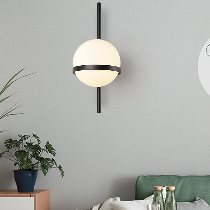 Zwart/gouden verticale wand sconce armatuur moderne 1 kop metalen wandlamp met een baan opaalglasschaduw, 6 "/8" breedte