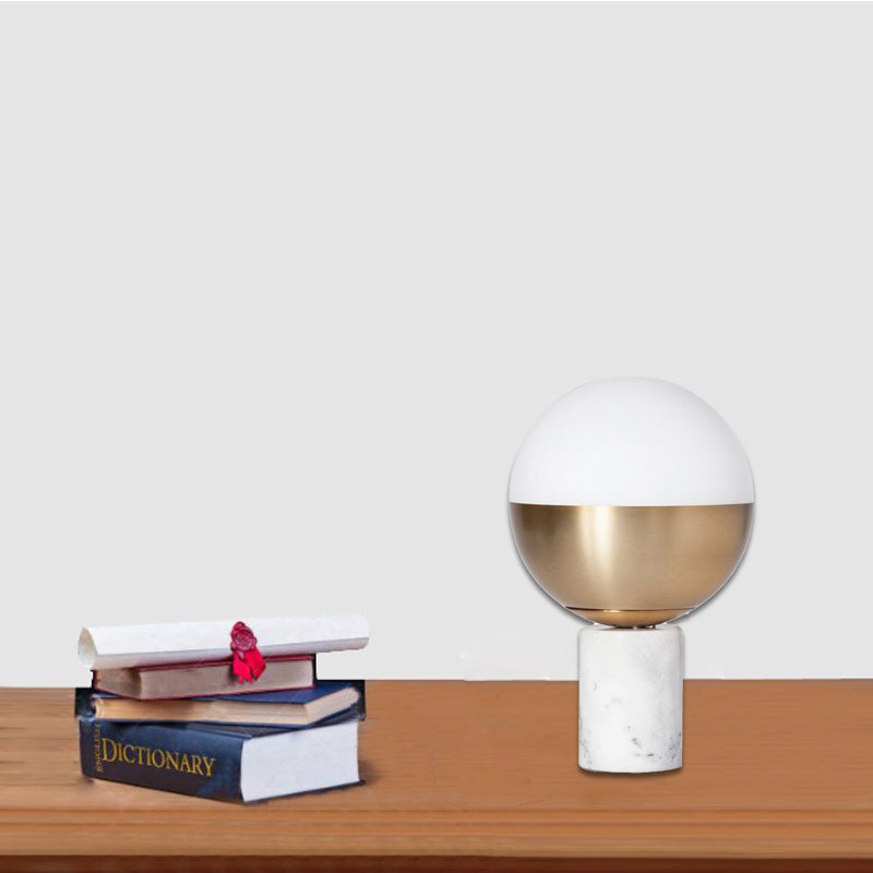 Lampada da tavolo da tavolo in ottone Orbita Modernismo Stile di vetro opale a 1 luce con base di marmo