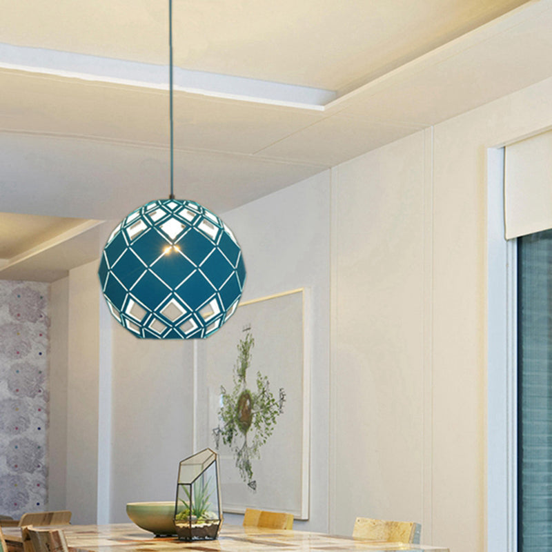 Luz de colgante de sombra de globo hueco de metal nórdico 1 Lámpara de techo azul claro/rojo/amarillo para sala de estudio