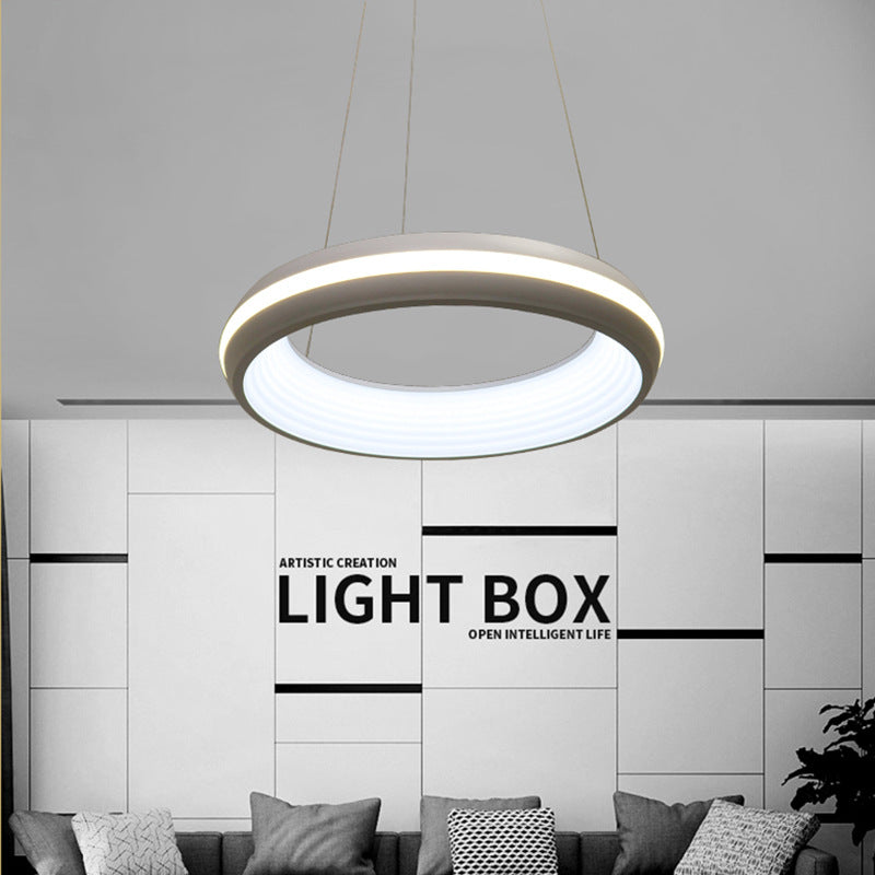 Donut Metal Metal Modernista LED White/Grey Hanging Lighture en tercera marcha, 19 "/25" de ancho