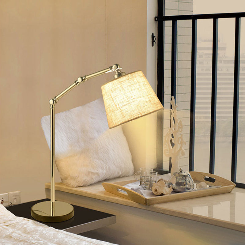 Lampada da scrivania affusolata moderna in tessuto a 1 luce da lettura, lampada da libro in beige con braccio regolabile