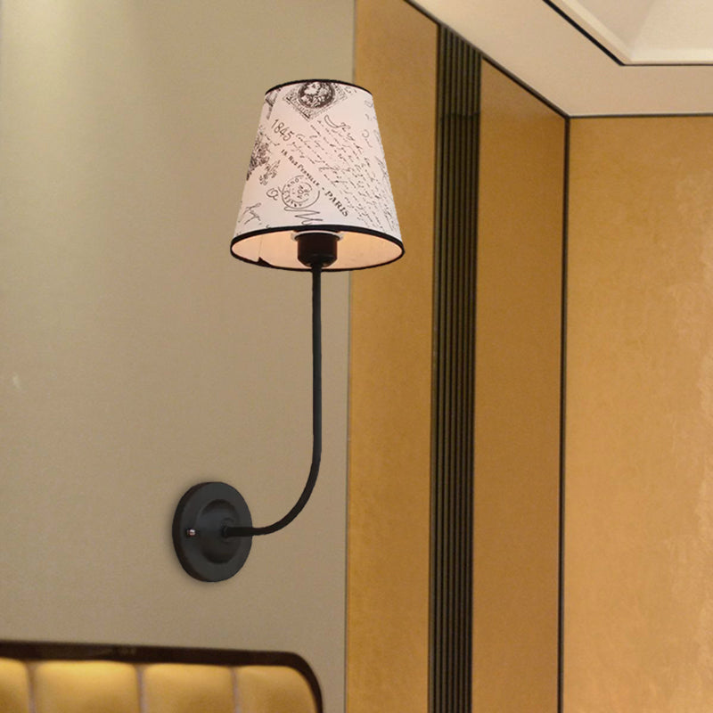 Lámpara de pared cónica vintage 1 Cabeza de tela de cabezal y montaje en la pared de metal con brazo curvado en blanco