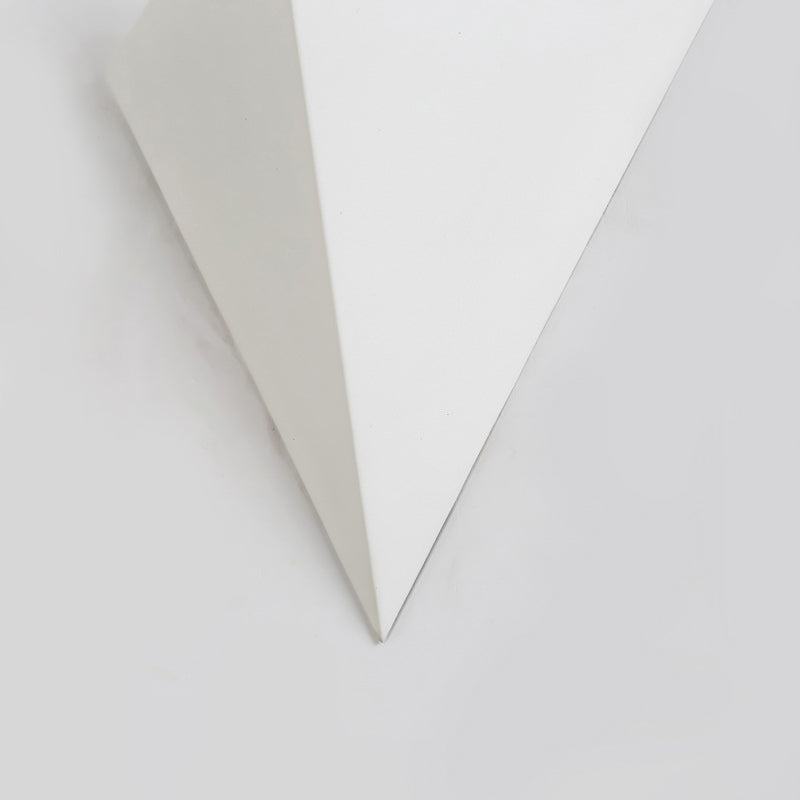 Luz de la pared de la pared del triángulo minimalista Lámpara de pared de la sala de estar LED metálico cálida/blanca en blanco