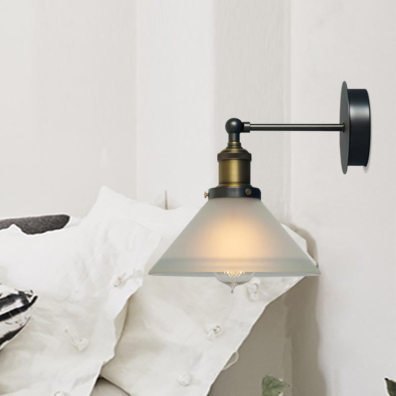 Industriekegelwandbeleuchtung 1 Glühbirne Frosted Glasleuchte in antikem Messing