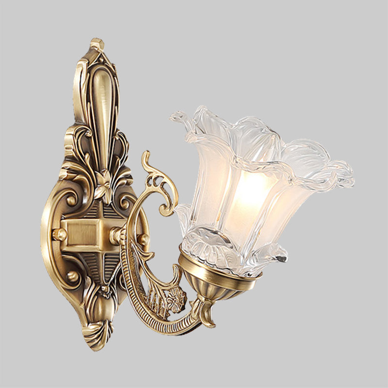 1/2-Kopf-Blumenwand-Lampe Vintage Messing klarer Flutglas gebogene Armwandleuchte für Wohnzimmer
