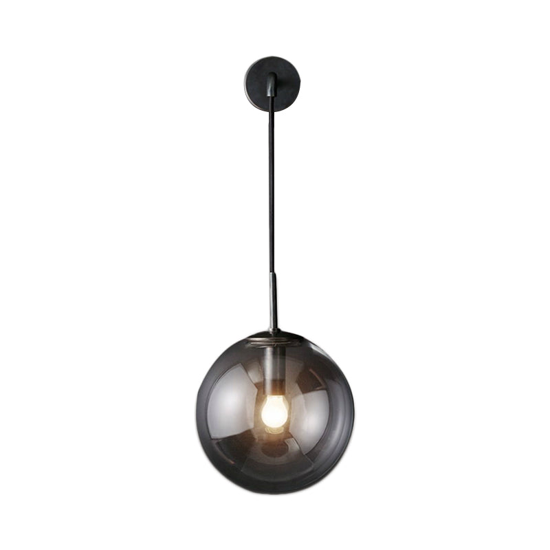 Accesorio de iluminación de pared esférica moderna 1 Bulbo de vidrio ahumado Luz de vidrio en negro/latón para sala de estar, 8 "/10"
