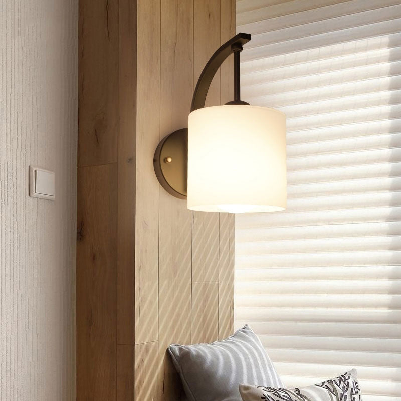 Iluminación de pared cilíndrica de vidrio blanco Vintage 1 luz de pared de luz Luz en negro con brazo curvo