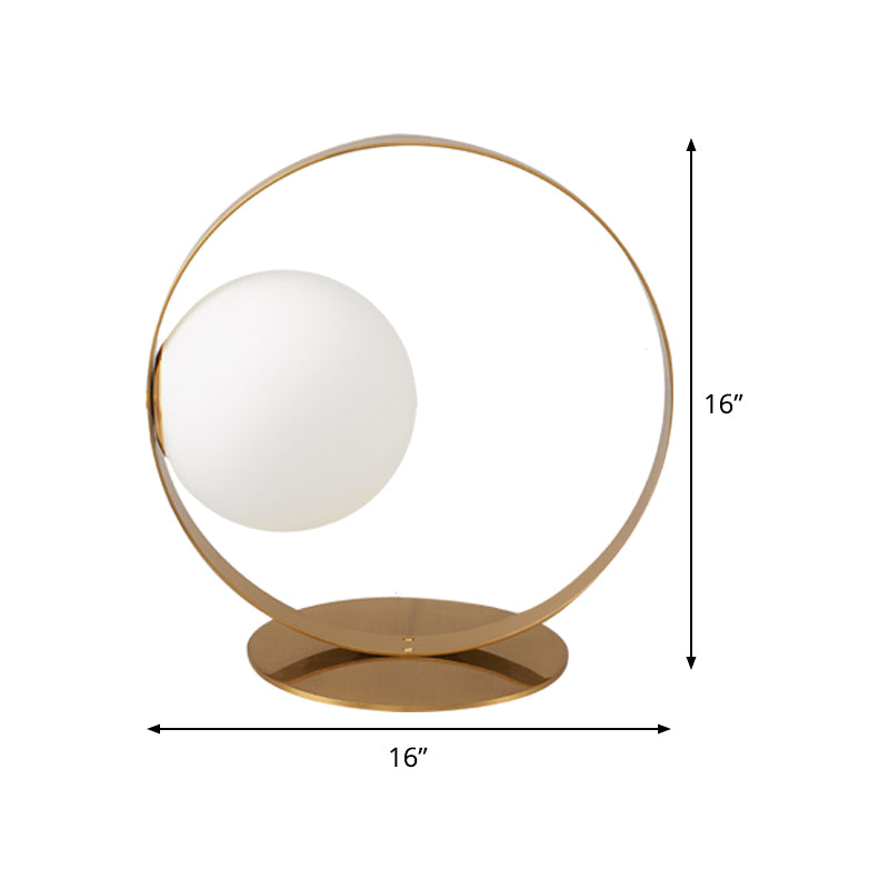 Lámpara de mesa de anillo de oro posmoderno 1 bombilla luz de noche de hierro con sombra de vidrio opalino de pelota