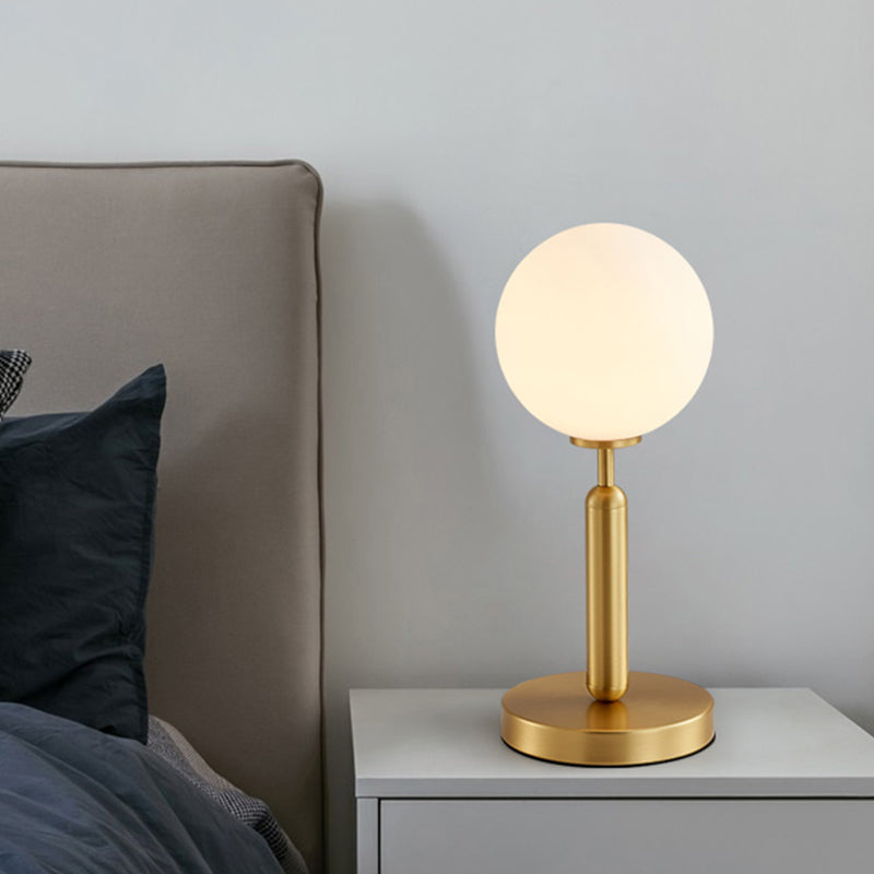 Gerade Nachttisch leichte postmoderne Metall 1 Glühmessing -Messing -Tischlampe mit Ball weißer Glasschatten