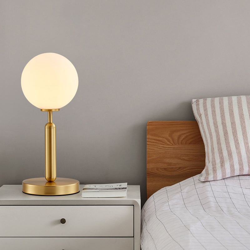Gerade Nachttisch leichte postmoderne Metall 1 Glühmessing -Messing -Tischlampe mit Ball weißer Glasschatten