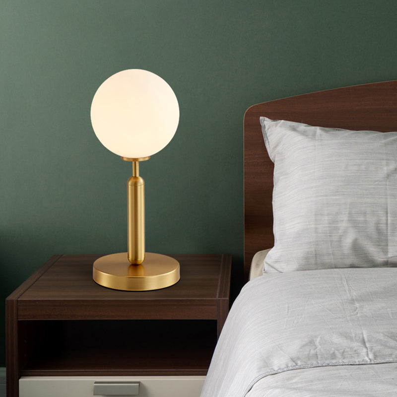Gerade Nachttisch leichte postmoderne Metall 1 Glühmessing -Messing -Tischlampe mit Ball weißer Glasschatten