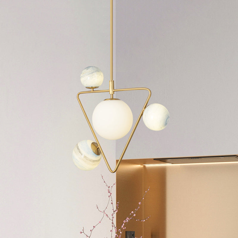 4-head Loft House Kroonluchter Mid Century Gold Pendant Lamp met driehoek ijzeren frame en Orb gekleurde glasschaduw