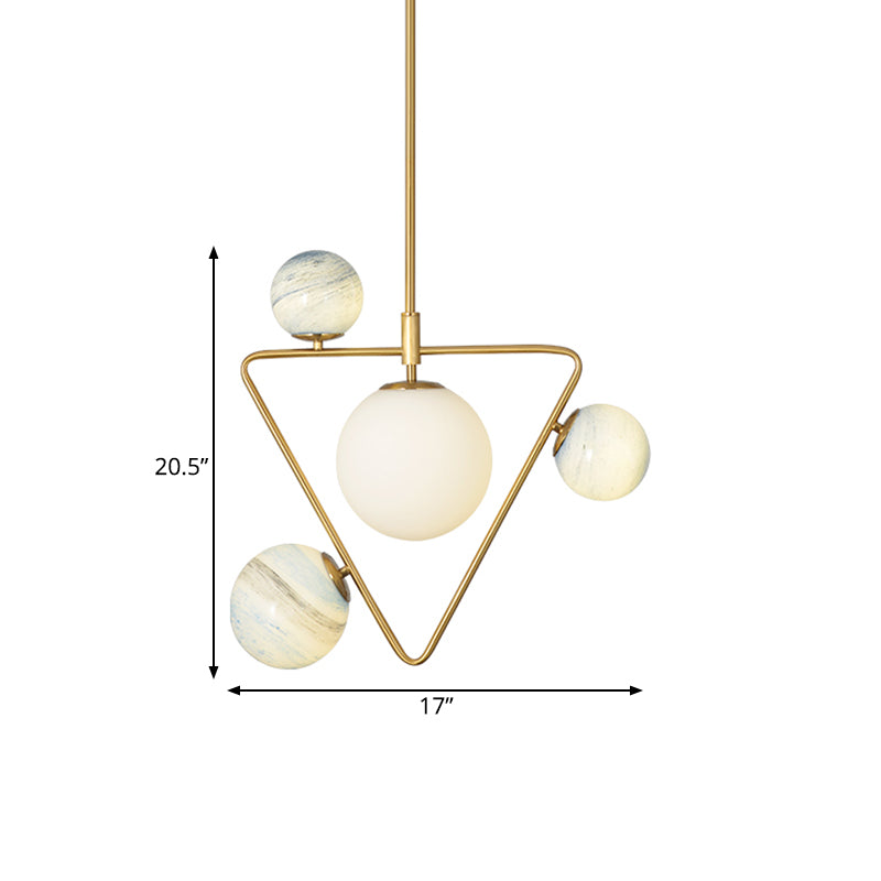 4-head Loft House Kroonluchter Mid Century Gold Pendant Lamp met driehoek ijzeren frame en Orb gekleurde glasschaduw