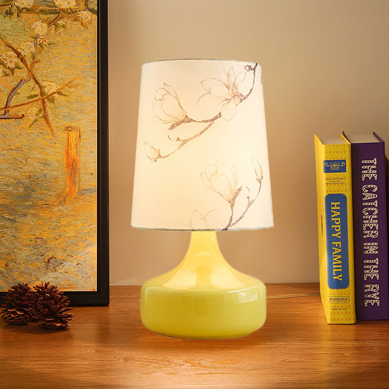 Luce notturna in tessuto stampato a lampadina singola Illuminazione da comodino a botte bianca da giardino coreano con base in vaso giallo