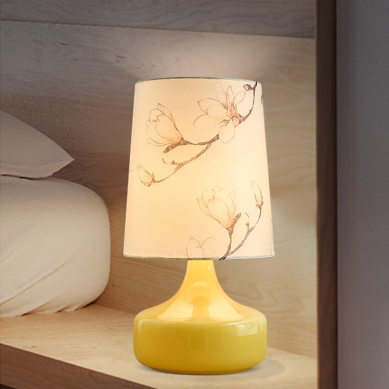 Luce notturna in tessuto stampato a lampadina singola Illuminazione da comodino a botte bianca da giardino coreano con base in vaso giallo