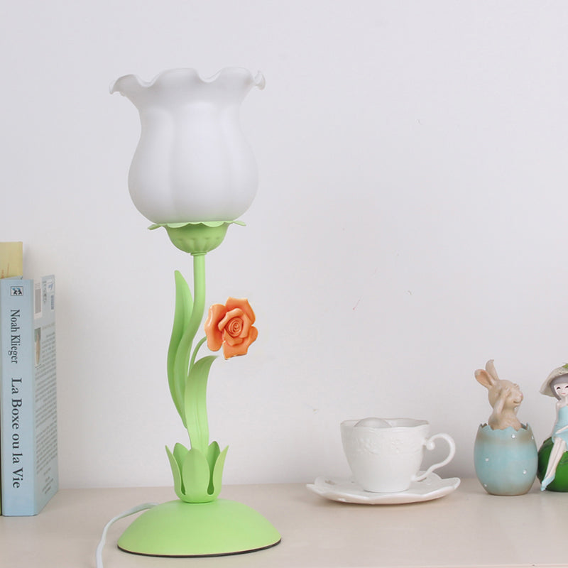 Pastoral Rosenknospetisch Licht 1 Kopf Opal Mattglas Nachttisch Lampe mit rosa/blau/grüner Rebe