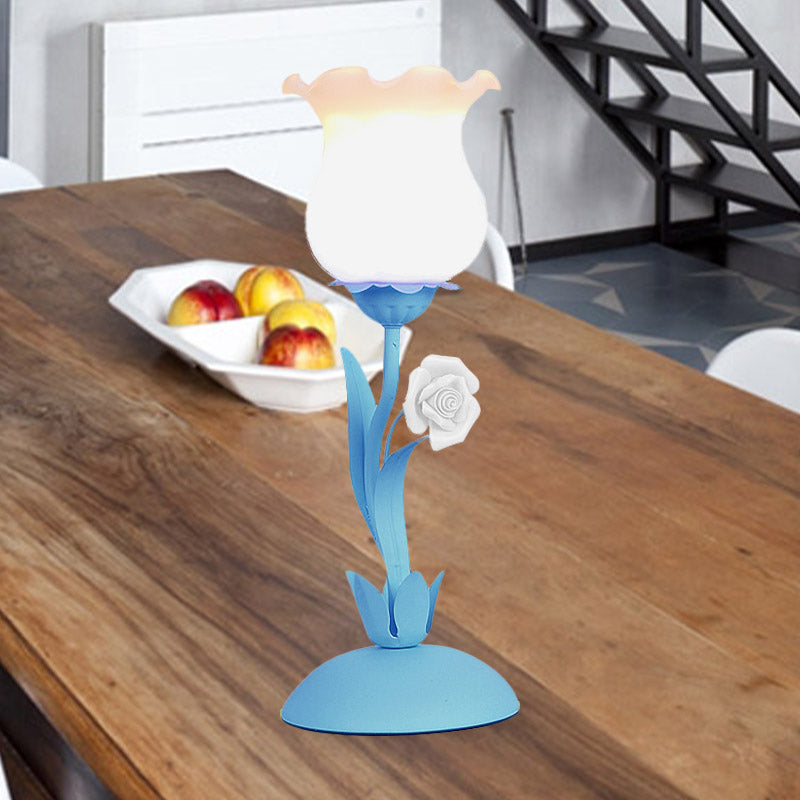 Pastoral Rosenknospetisch Licht 1 Kopf Opal Mattglas Nachttisch Lampe mit rosa/blau/grüner Rebe