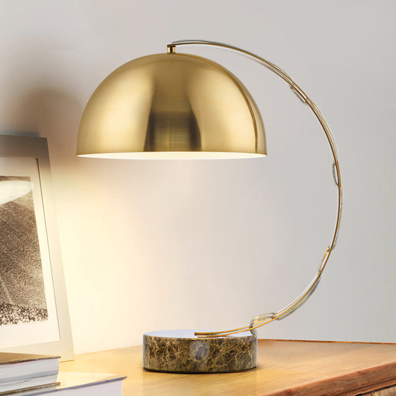 Éclairage de table arquée en or Vintage 1 tête Lumière de nuit métallique avec teinte de dôme et marbre de crépitement