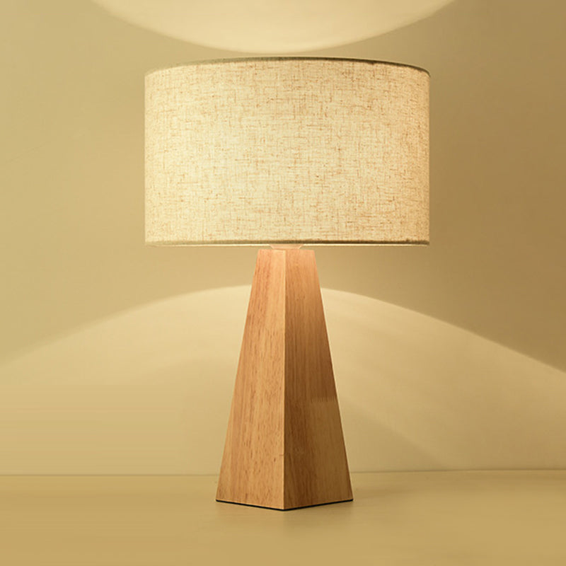 Prismatische hölzerne Tischlampe Modernist 1 leichtes beige Nachtlicht mit weißer Stofflampenschatten