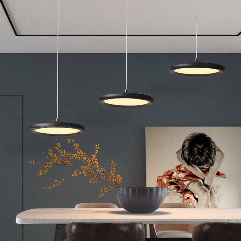 Zwart/wit dunne schijf Multi-licht hanger Minimale 3 lichten Acrylhangend plafondlicht in warm/wit licht over keukendinette
