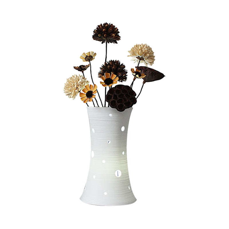 5,5 "/7" W Keramik weiße Nachttisch Leichte Vase LED Pastoral Night Tischlampe mit getrocknetem Blütendekoration