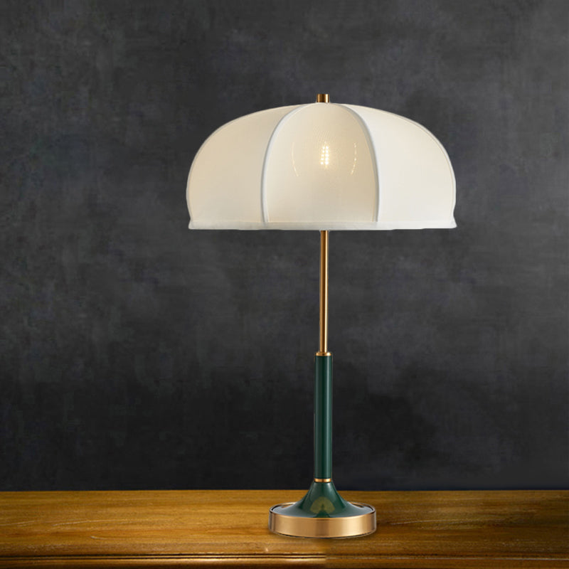 Lampada da scrivania a lampadina singola dorata Lampada da lettura notturna con ombrello in tessuto tradizionale per soggiorno