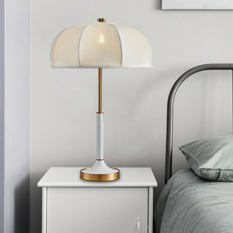 Lampada da scrivania a lampadina singola dorata Lampada da lettura notturna con ombrello in tessuto tradizionale per soggiorno