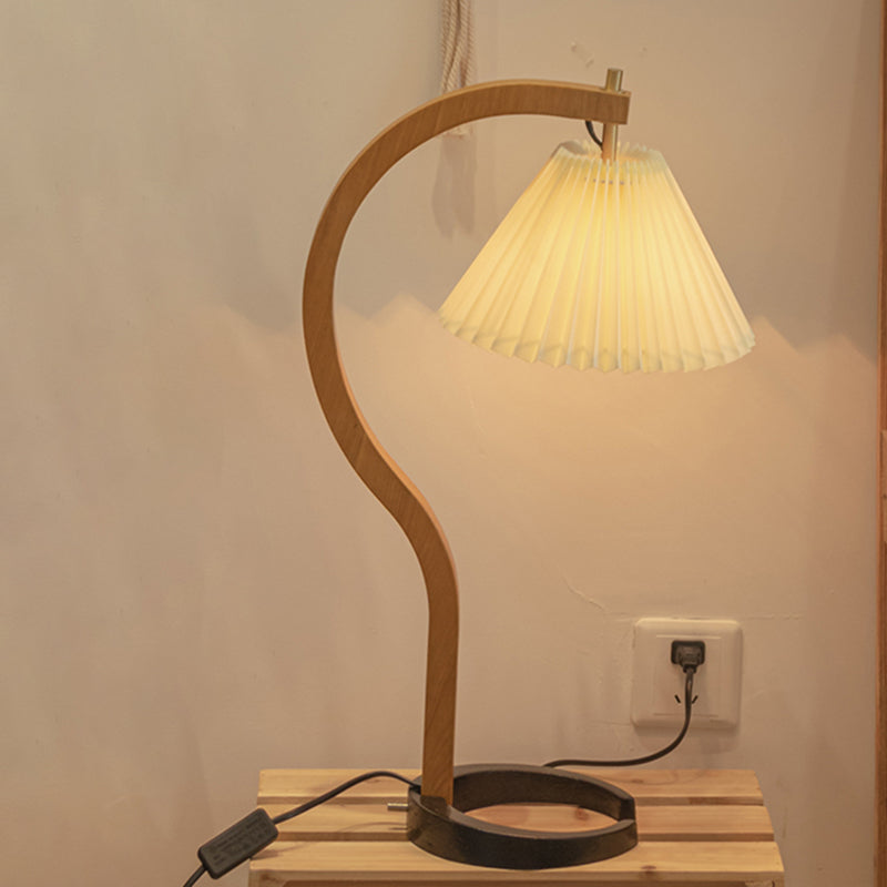 Lampada da scrivania conica a costine in stile retrò Illuminazione da comodino in tessuto a luce singola con braccio curvo in legno