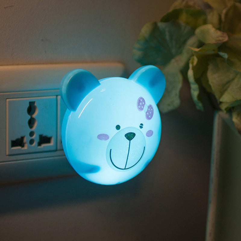Cartoon LED Night Lighting Blue Bär kleiner Plug-in-Wandlicht mit Plastikschatten
