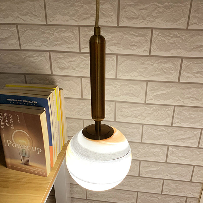 1-Bulb-Schlafzimmer-Drop-Lampe Moderne Messing Anhänger Beleuchtung mit Kugel Bräune/blaues Glasschatten